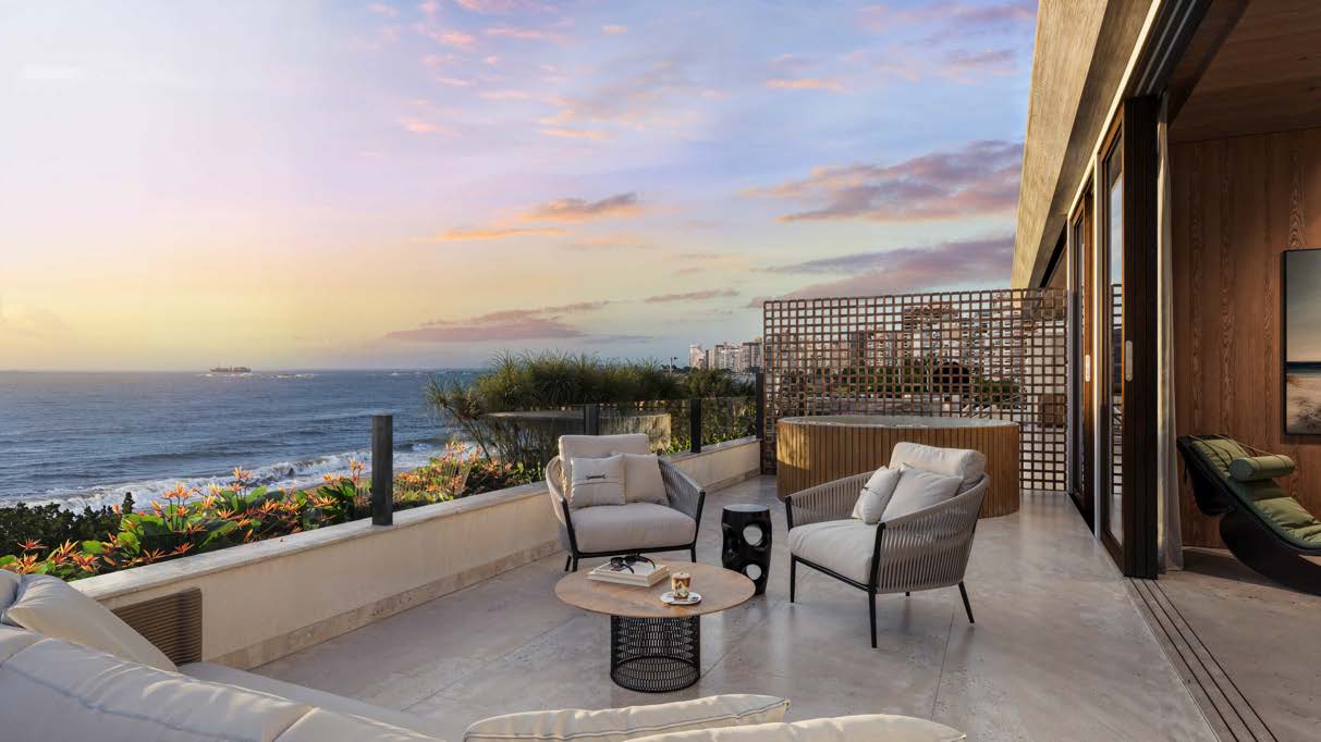 Varanda panorâmica de frente para o mar da Praia da Costa com deck privativo e spa
